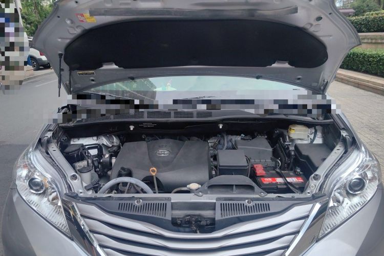 Used Toyota SIENNA  Engine Bay