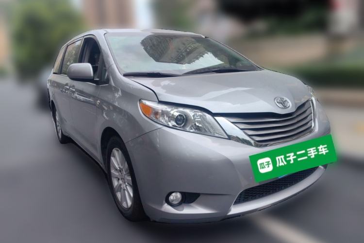 Used Toyota SIENNA  Front Right 45 Deg