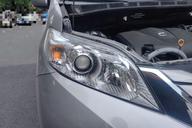 Used Toyota SIENNA  Right Front Headlight