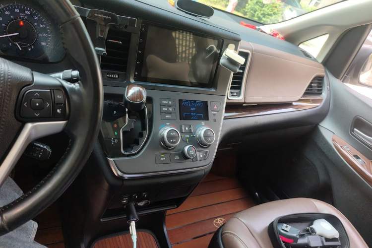 Used Toyota SIENNA 2017 3.5L Four-Wheel Drive Limited 7-Seater Canadian Version Audio And AC Panel