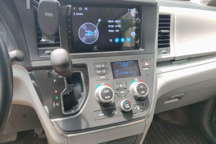 Used Toyota SIENNA 2017 3.5L Four-Wheel Drive LE Trim 7 Seats – U.S. Specification Audio And AC Panel