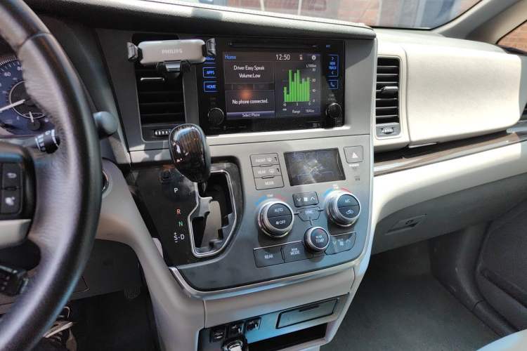 Used Toyota SIENNA 2017 3.5L Four-Wheel Drive LE Trim 7 Seats – U.S. Specification Audio And AC Panel