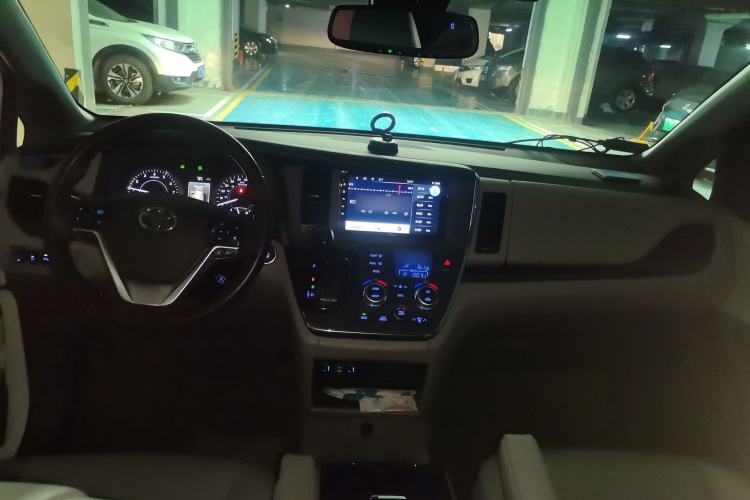 Used Toyota SIENNA 2017 3.5L Four-Wheel Drive XLE 7-Seater U.S. Specification Center Console