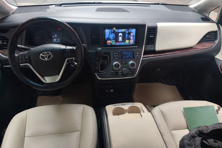 Used Toyota SIENNA 2017 3.5L Four-Wheel Drive LE Trim 7 Seats – U.S. Specification Center Console