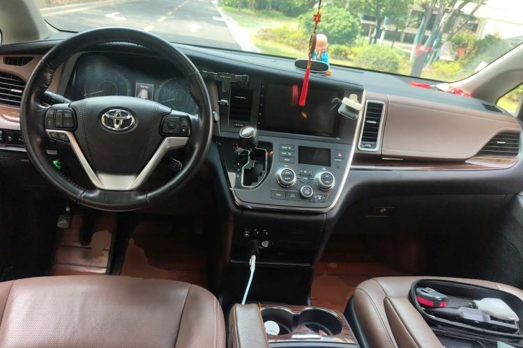 Used Toyota SIENNA 2017 3.5L Four-Wheel Drive Limited 7-Seater Canadian Version Center Console