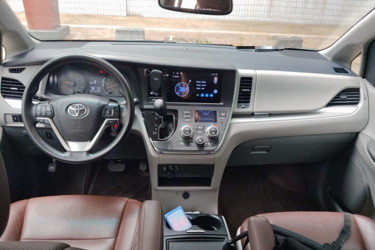 Used Toyota SIENNA 2017 3.5L Four-Wheel Drive LE Trim 7 Seats – U.S. Specification Center Console