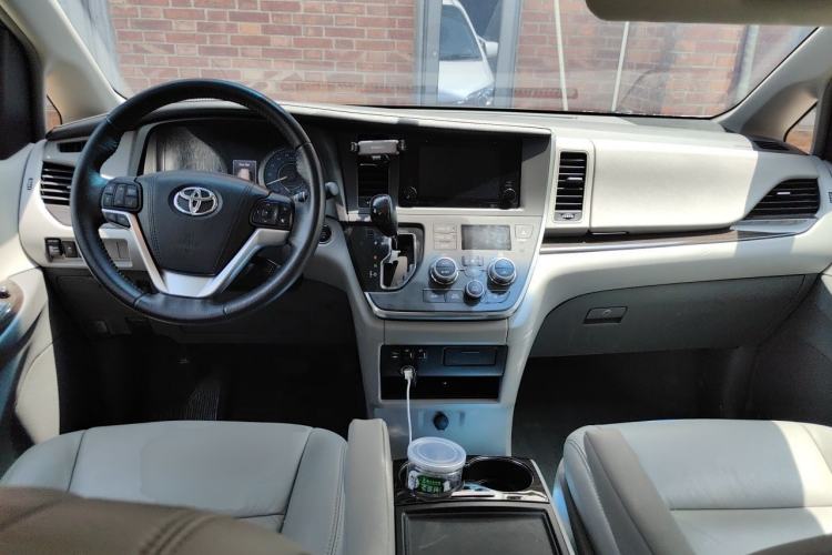 Used Toyota SIENNA 2017 3.5L Four-Wheel Drive LE Trim 7 Seats – U.S. Specification Center Console
