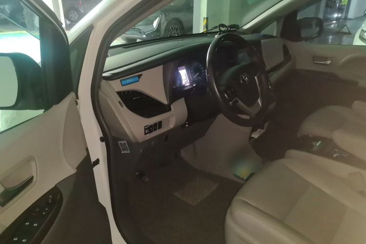 Used Toyota SIENNA 2017 3.5L Four-Wheel Drive XLE 7-Seater U.S. Specification Driver Seat