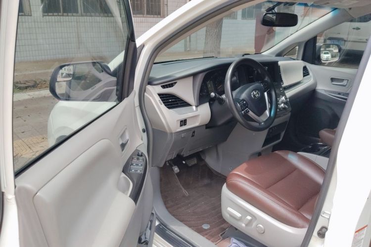 Used Toyota SIENNA 2017 3.5L Four-Wheel Drive LE Trim 7 Seats – U.S. Specification Driver Seat