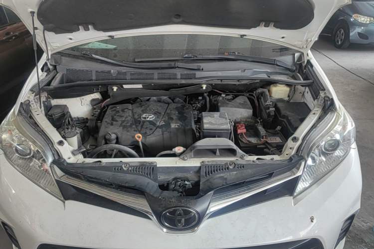 Used Toyota SIENNA 2017 3.5L Four-Wheel Drive LE Trim 7 Seats – U.S. Specification Engine Bay