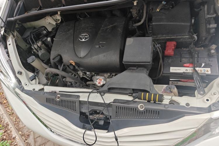 Used Toyota SIENNA  Engine Bay
