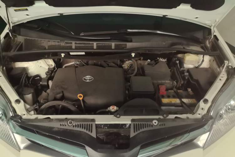 Used Toyota SIENNA 2017 3.5L Four-Wheel Drive XLE 7-Seater U.S. Specification Engine Bay