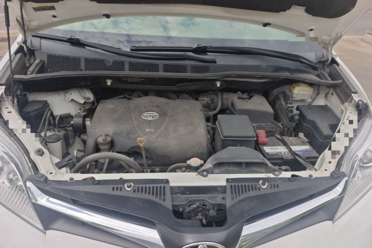 Used Toyota SIENNA  Engine Bay