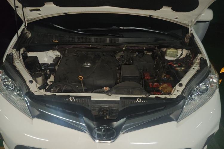 Used Toyota SIENNA  Engine Bay