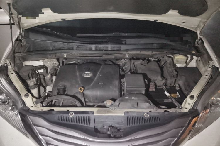 Used Toyota SIENNA  Engine Bay