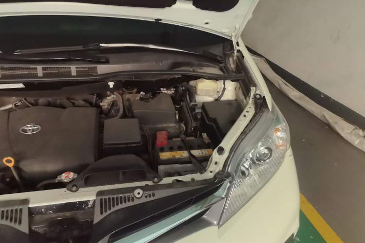 Used Toyota SIENNA 2017 3.5L Four-Wheel Drive XLE 7-Seater U.S. Specification Engine Bay Left