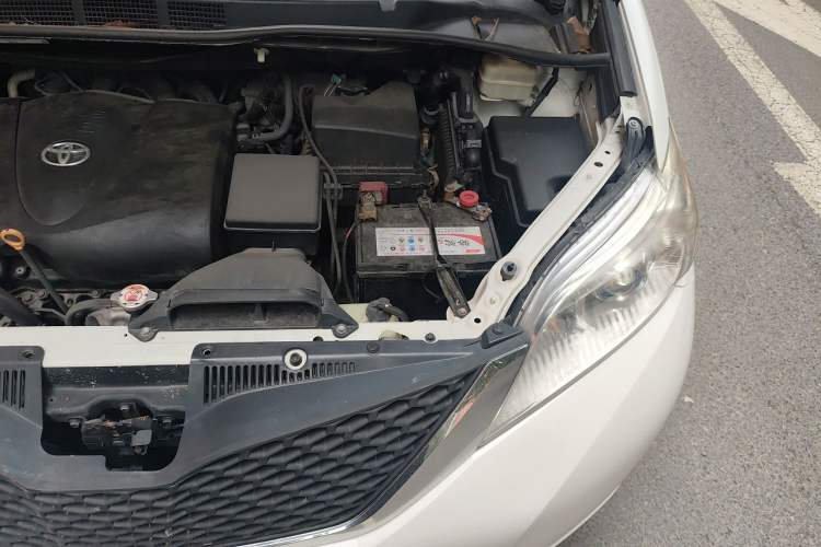 Used Toyota SIENNA 2017 3.5L Four-Wheel Drive LE Trim 7 Seats – U.S. Specification Engine Bay Left