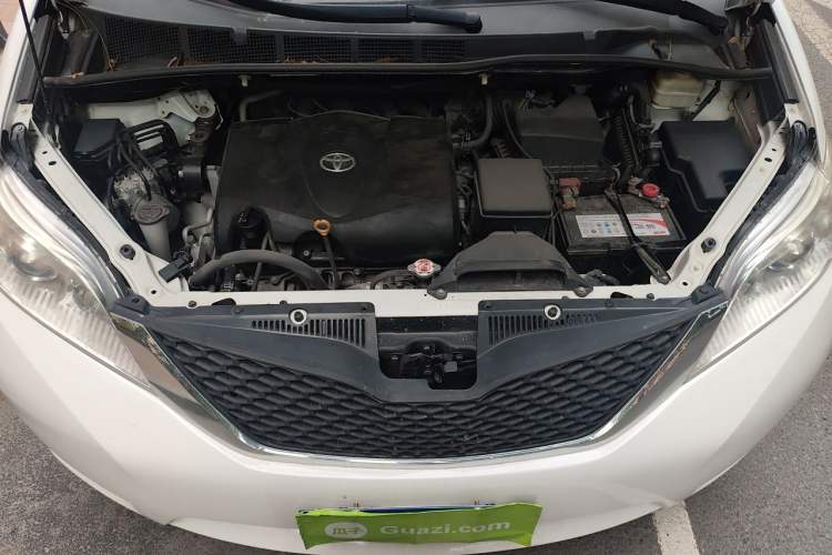 Used Toyota SIENNA 2017 3.5L Four-Wheel Drive LE Trim 7 Seats – U.S. Specification Engine Bay