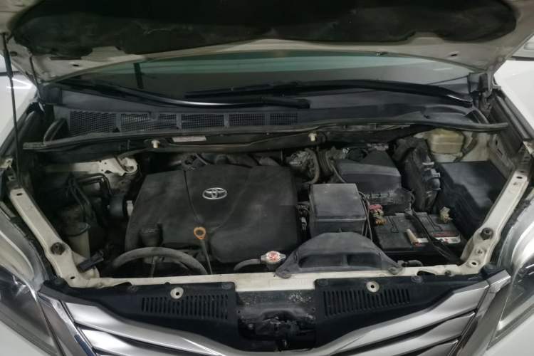 Used Toyota SIENNA  Engine Bay