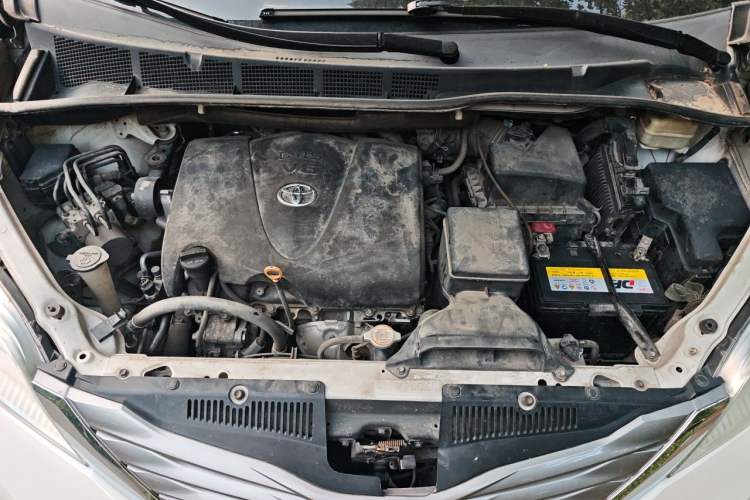 Used Toyota SIENNA  Engine Bay