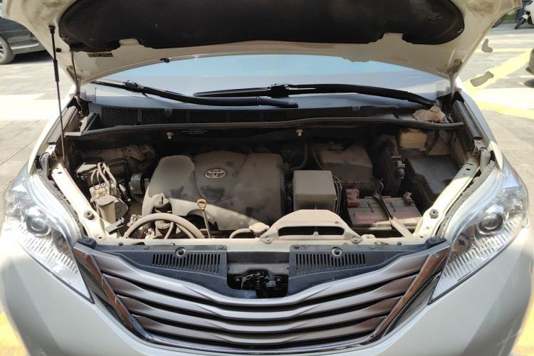 Used Toyota SIENNA 2017 3.5L Four-Wheel Drive LE Trim 7 Seats – U.S. Specification Engine Bay