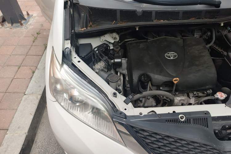 Used Toyota SIENNA 2017 3.5L Four-Wheel Drive LE Trim 7 Seats – U.S. Specification Engine Bay Right