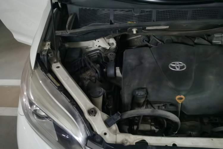 Used Toyota SIENNA  Engine Bay Right