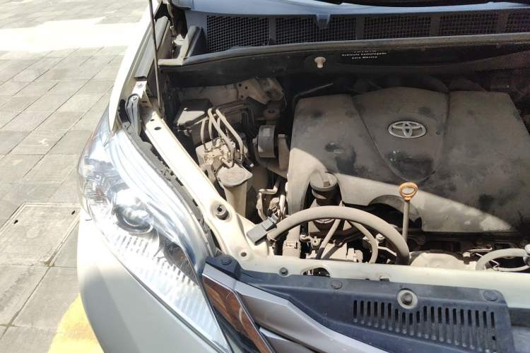 Used Toyota SIENNA 2017 3.5L Four-Wheel Drive LE Trim 7 Seats – U.S. Specification Engine Bay Right