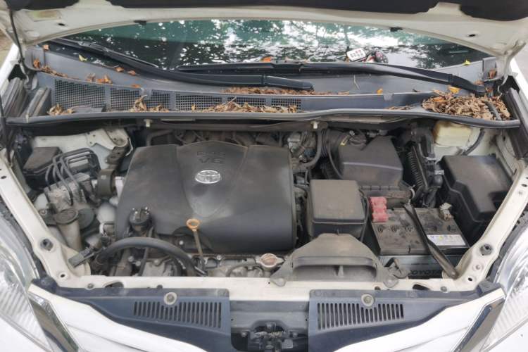 Used Toyota SIENNA  Engine Bay