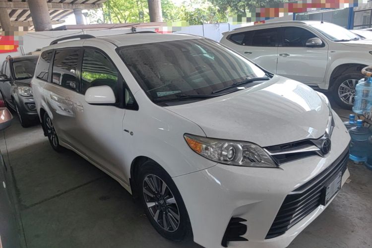 Used Toyota SIENNA 2017 3.5L Four-Wheel Drive LE Trim 7 Seats – U.S. Specification Front Right 45 Deg