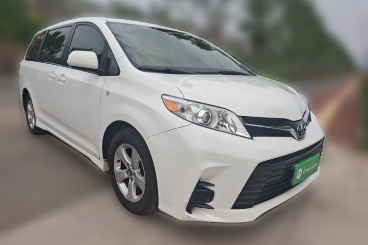 Used Toyota SIENNA  Front Right 45 Deg