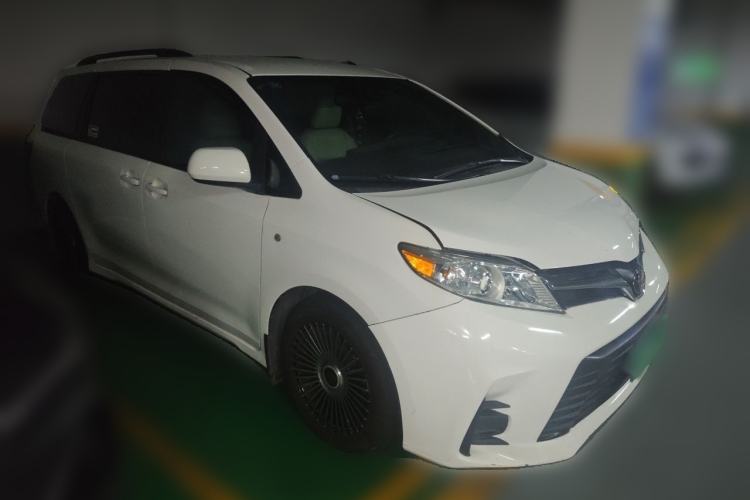 Used Toyota SIENNA  Front Right 45 Deg
