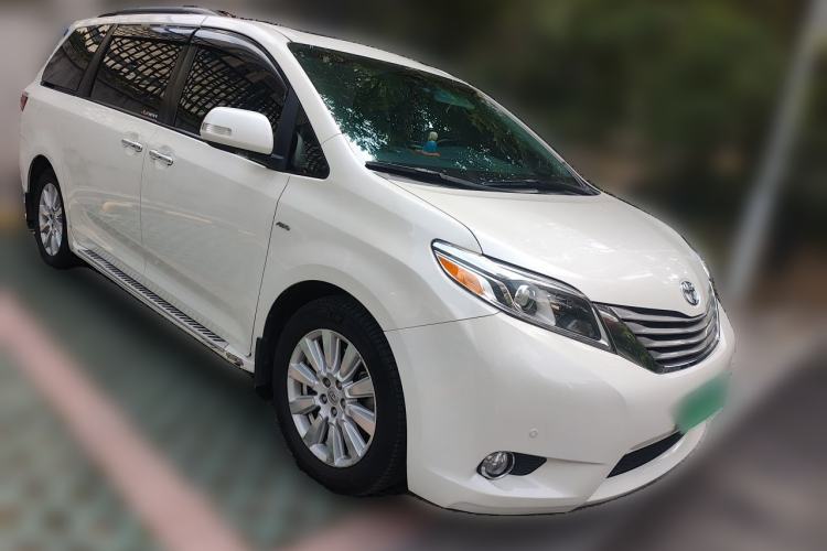 Used Toyota SIENNA 2017 3.5L Four-Wheel Drive Limited 7-Seater Canadian Version Front Right 45 Deg