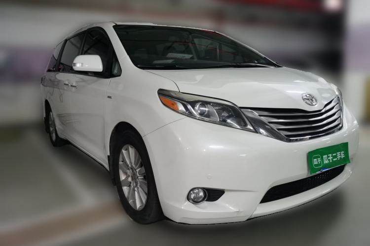 Used Toyota SIENNA  Front Right 45 Deg