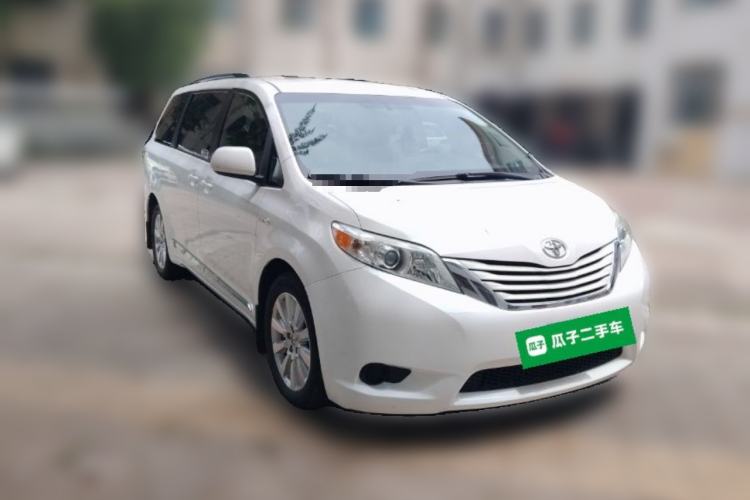 Used Toyota SIENNA 2017 3.5L Four-Wheel Drive LE Trim 7 Seats – U.S. Specification Front Right 45 Deg