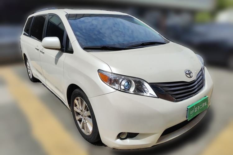Used Toyota SIENNA 2017 3.5L Four-Wheel Drive LE Trim 7 Seats – U.S. Specification Front Right 45 Deg