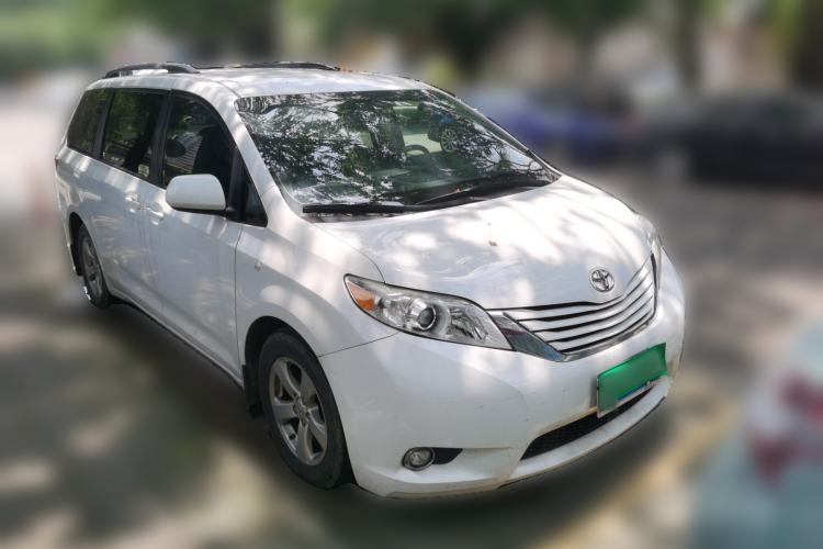 Used Toyota SIENNA  Front Right 45 Deg