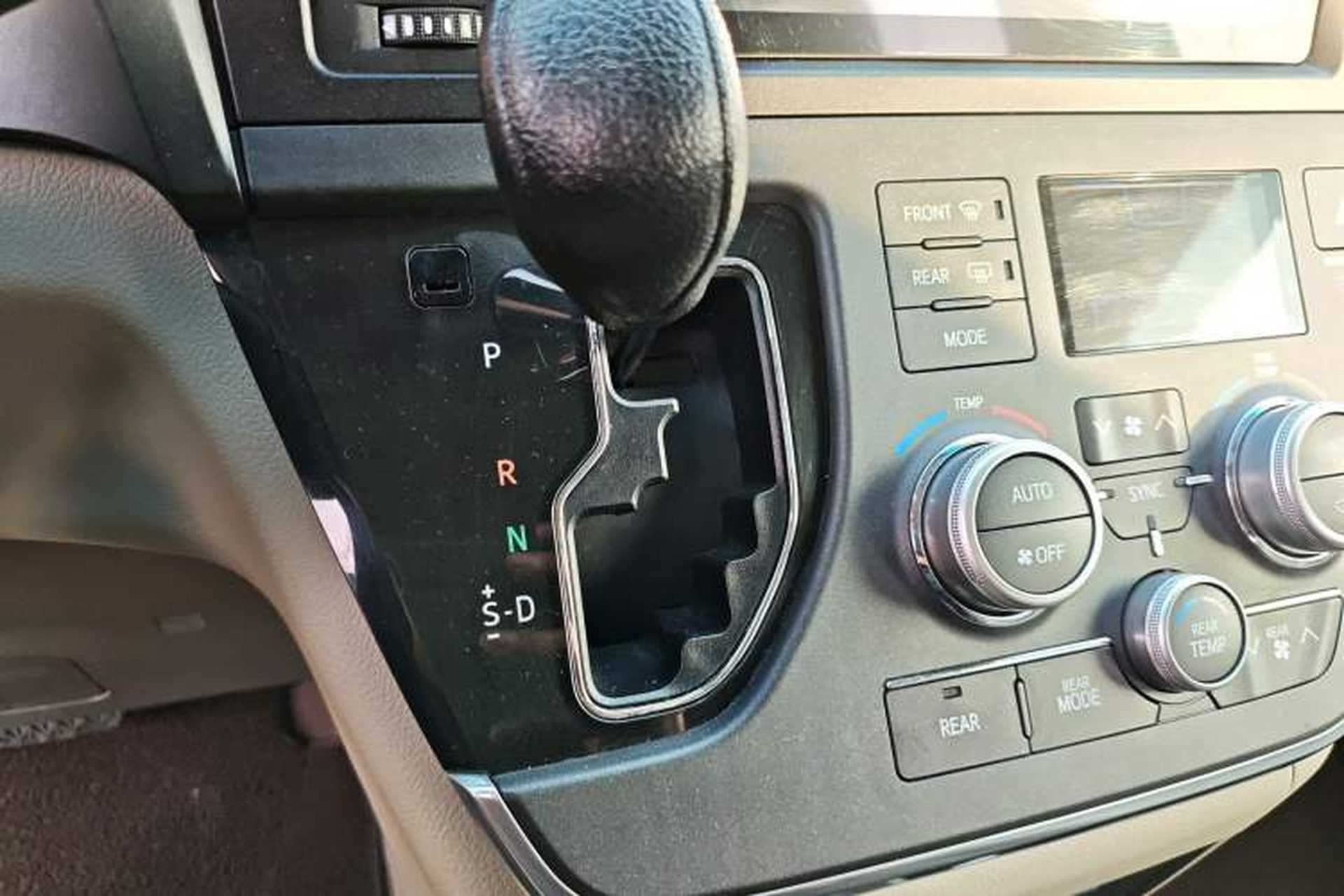 Used Toyota SIENNA 2017 3.5L 2WD SE 7-Seater Canadian Version Gear Lever