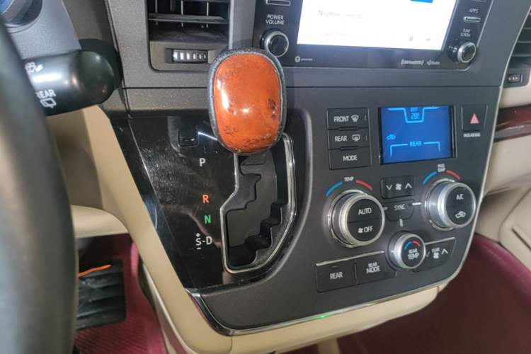 Used Toyota SIENNA 2017 3.5L Four-Wheel Drive LE Trim 7 Seats – U.S. Specification Gear Lever