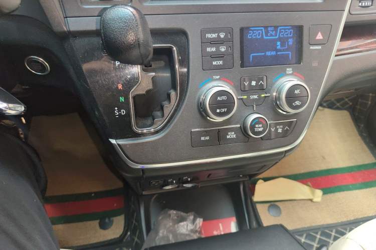 Used Toyota SIENNA 2017 3.5L Four-Wheel Drive LE Trim 7 Seats – U.S. Specification Gear Lever