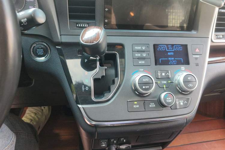 Used Toyota SIENNA 2017 3.5L Four-Wheel Drive Limited 7-Seater Canadian Version Gear Lever