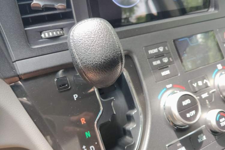 Used Toyota SIENNA 2017 3.5L Four-Wheel Drive LE Trim 7 Seats – U.S. Specification Gear Lever