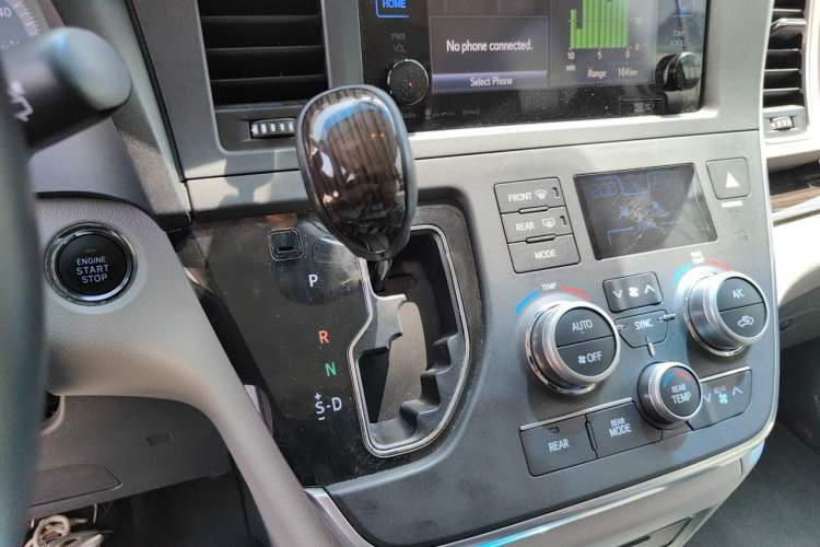 Used Toyota SIENNA 2017 3.5L Four-Wheel Drive LE Trim 7 Seats – U.S. Specification Gear Lever