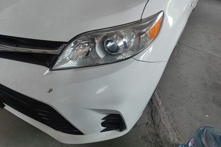 Used Toyota SIENNA 2017 3.5L Four-Wheel Drive LE Trim 7 Seats – U.S. Specification Left Front Headlight
