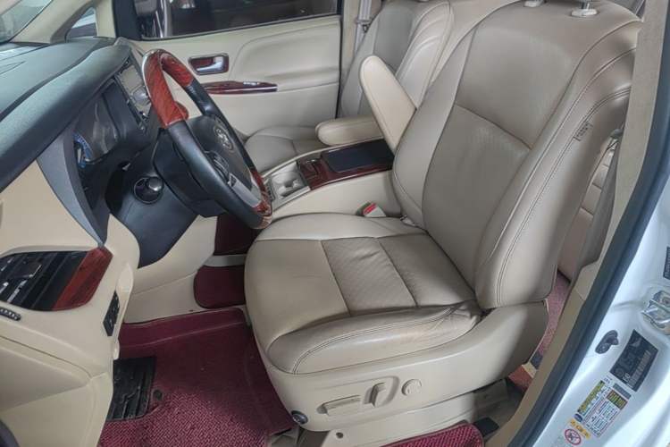 Used Toyota SIENNA 2017 3.5L Four-Wheel Drive LE Trim 7 Seats – U.S. Specification Left Front Seat