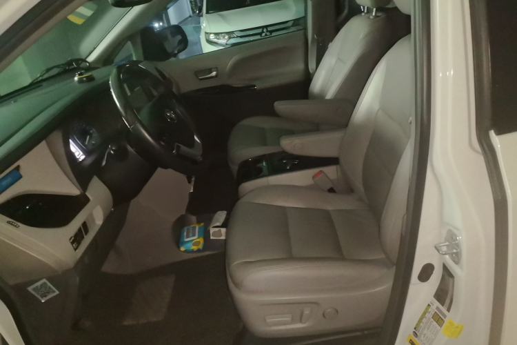 Used Toyota SIENNA 2017 3.5L Four-Wheel Drive XLE 7-Seater U.S. Specification Left Front Seat