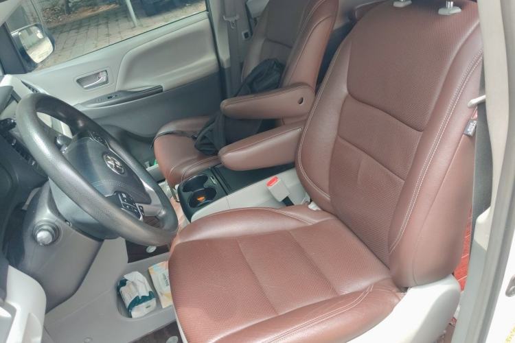 Used Toyota SIENNA 2017 3.5L Four-Wheel Drive LE Trim 7 Seats – U.S. Specification Left Front Seat