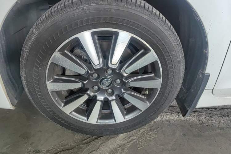 Used Toyota SIENNA 2017 3.5L Four-Wheel Drive LE Trim 7 Seats – U.S. Specification Left Front Wheel Hub
