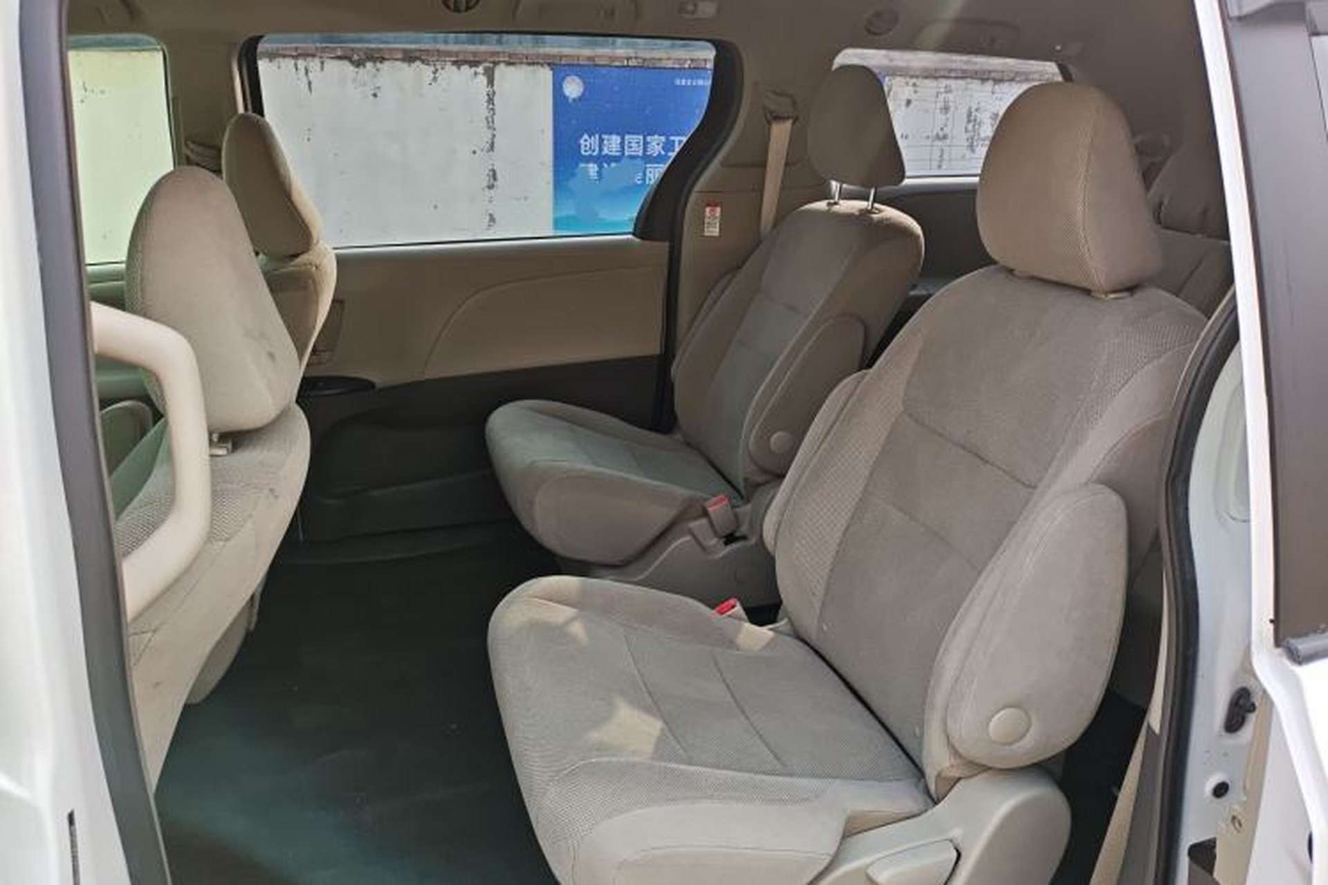 Used Toyota SIENNA 2017 3.5L 2WD SE 7-Seater Canadian Version Left Rear Seat