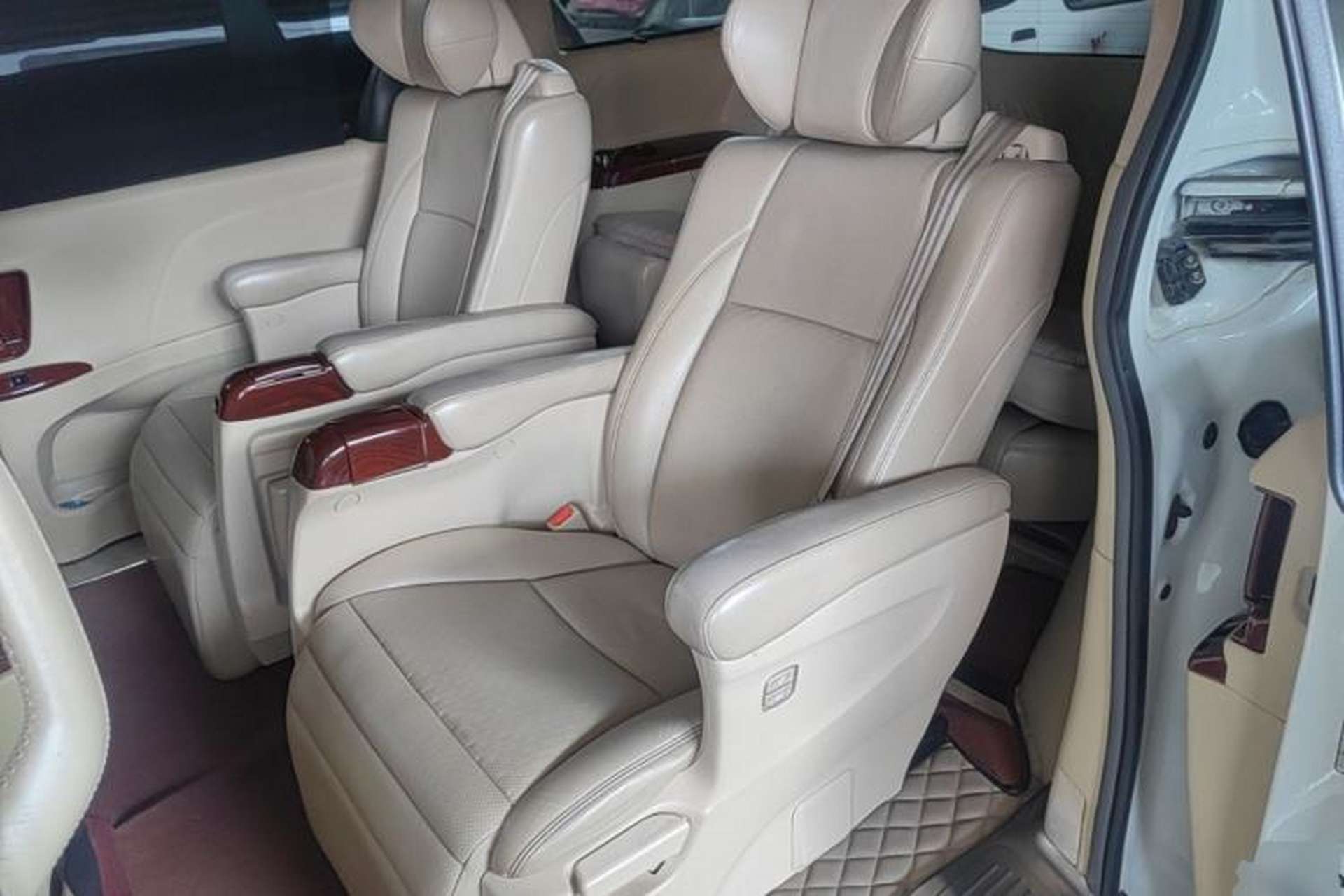 Used Toyota SIENNA 2017 3.5L Four-Wheel Drive LE Trim 7 Seats – U.S. Specification Left Rear Seat